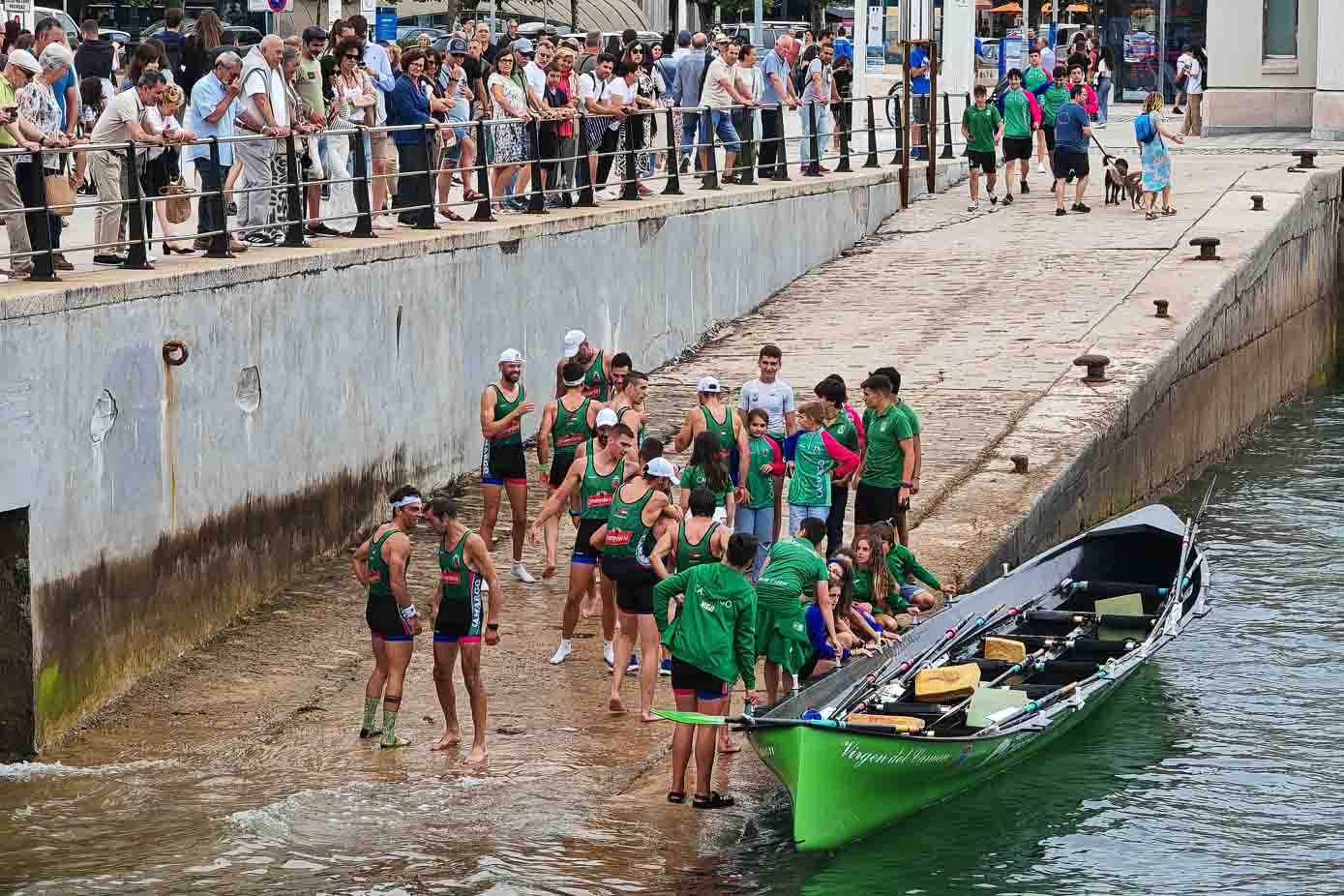 El público observa a los esforzados deportistas.