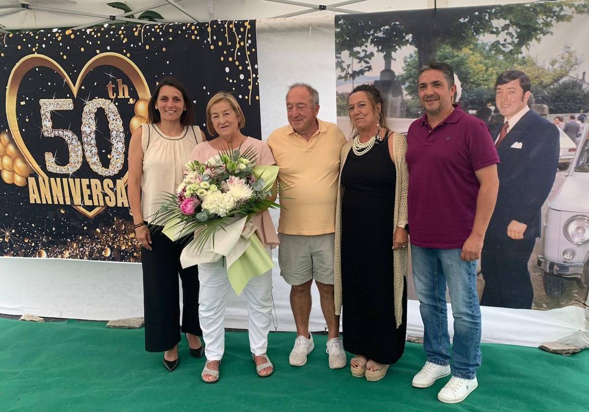 Maribel y José, vecinos de Sancibrián, han sido los primeros en recibir este detalle por sus 50 años de casados de manos de la alcaldesa, Carmen Pérez Tejedor; la concejala del área, Purificación González, y el alcalde pedáneo de Sancibrián, Pedro Izquierdo.