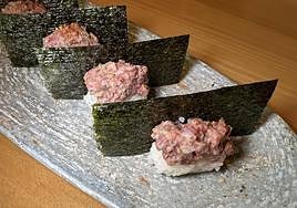 Gunkan de steak tartar.