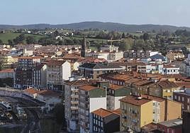 Fotografía panorámica de Torrelavega, en una vista desde lo alto de un edificio.