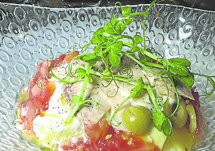 Imagen principal - Arriba, una periñaca. A la izquierda, tacos de atún rojo y, a la derecha, la pizza Rafaela, una de las más demandadas.