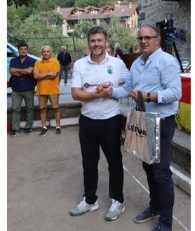 Imagen secundaria 2 - Participantes, autoridades, árbitros y autoridades; Jesús Salmón, birlando, y Gregorio Alonso, entregando en premio a Rubén Haya