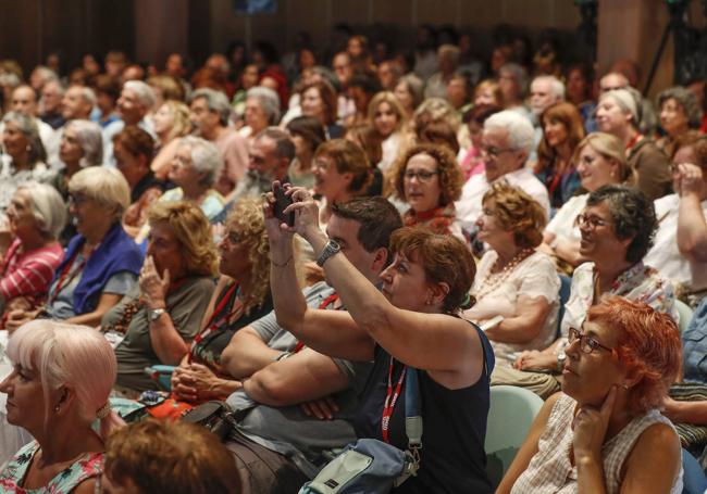 El público abarroto la sala