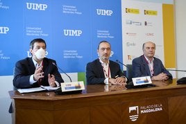 Manuel Álvarez, Pedro Mora y Fernando Rubiera, ayer, en la UIMP.