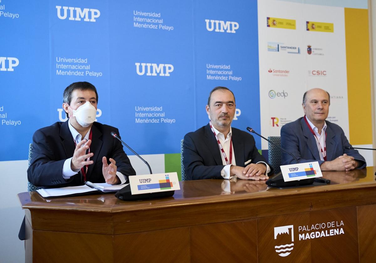 Manuel Álvarez, Pedro Mora y Fernando Rubiera, ayer, en la UIMP.