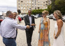 Un momento de la reunión entre la consejera de Turismo y la dirección de la Asociación de Hostelería de Cantabria.