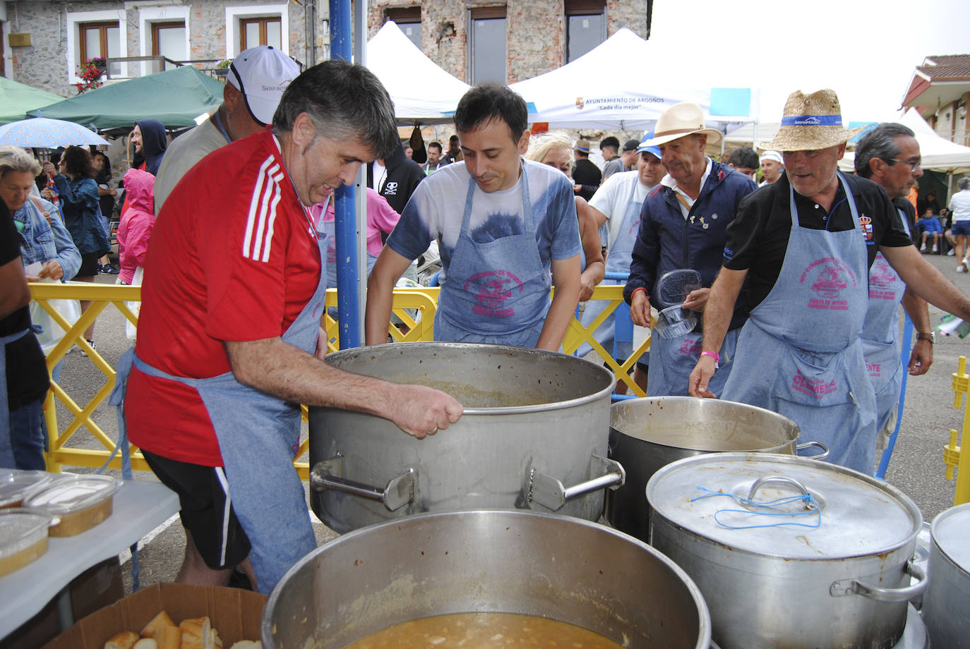 Cada grupo se preocupó de preparar su mejor guiso.