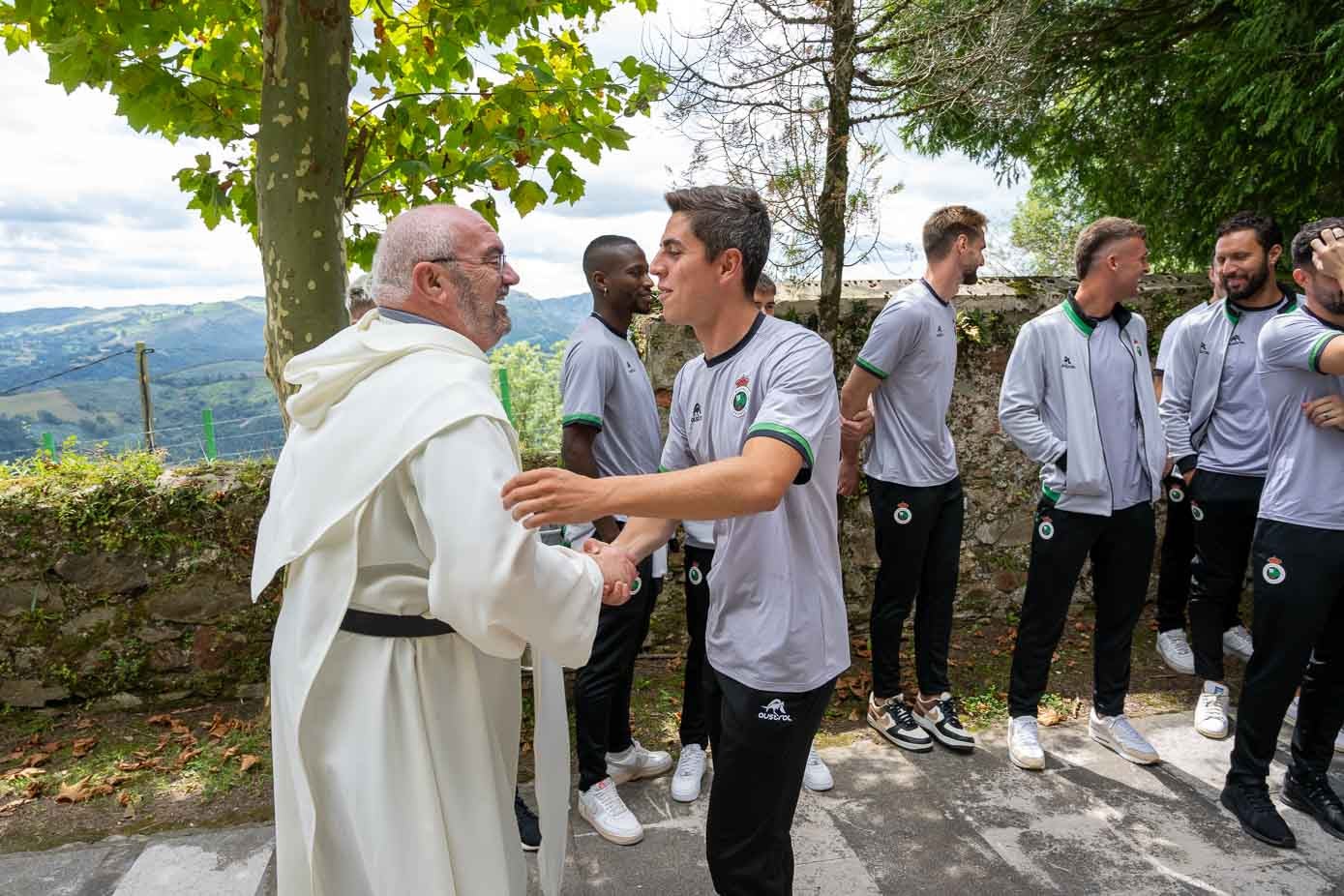 El capitán, Íñigo Sainz-Maza, saluda al superior del convento.