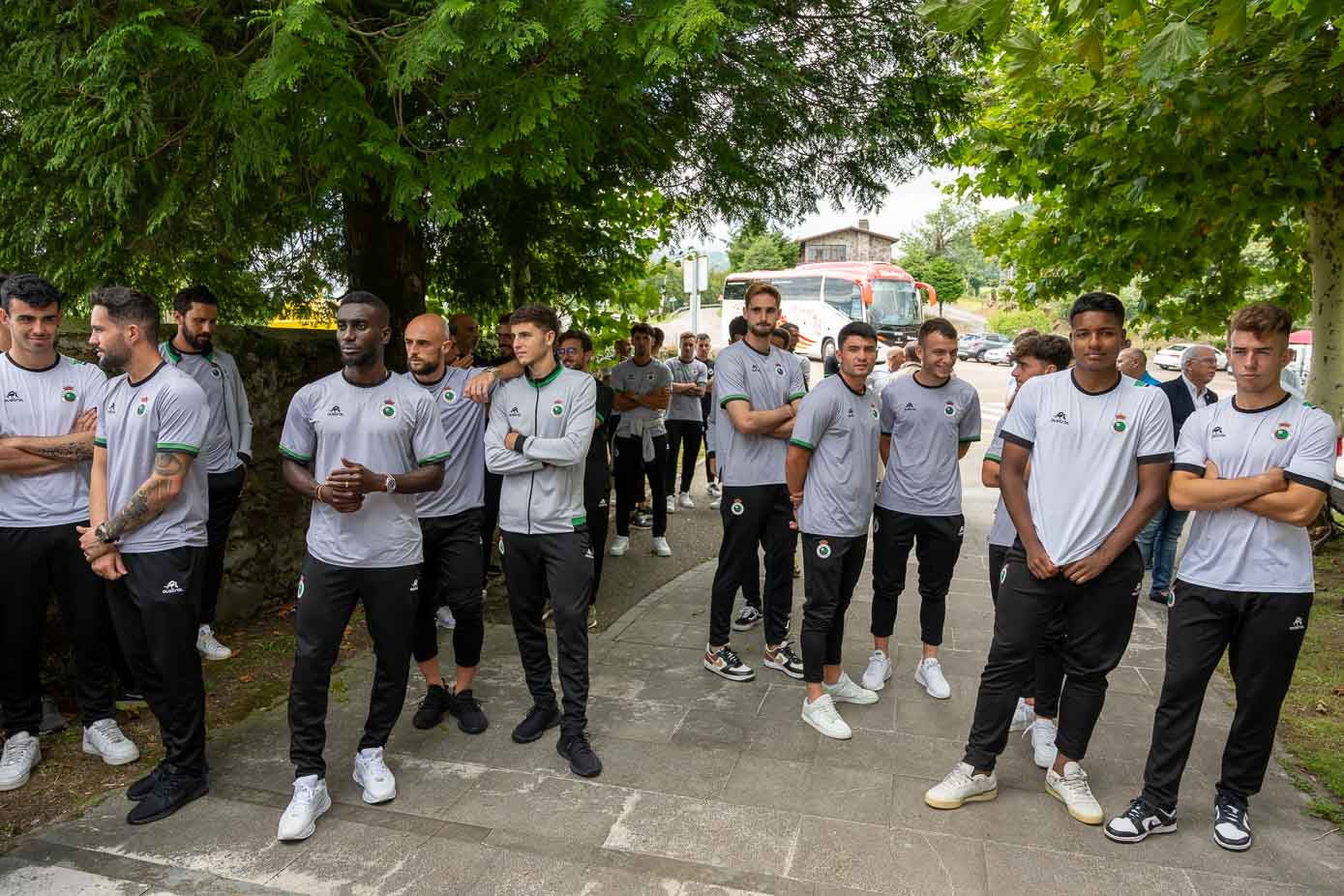 Los jugadores, antes de entrar al templo.