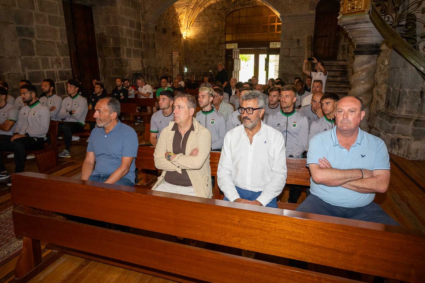 Sebastián Ceria, Roberto González, Víctor Diego y Juanjo Uriel escuchan la alocución que dedicó Arsenio Llamazares a la expedición racinguista.