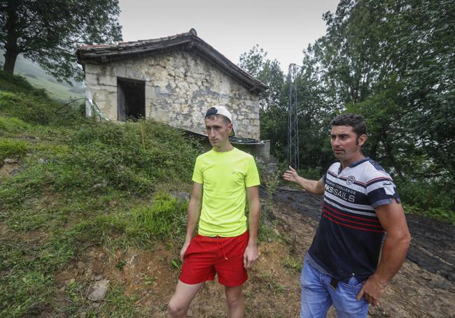 Rubén y Raúl, frente a la cabaña donde se produjo la matanza.