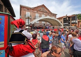 El público abarrota la plaza de la Bodega en una demostración folklórica el Día de Cantabria.