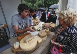 Imagen de archivo de la anterior Feria del Queso celebrada en la Plaza Pombo en 2022.