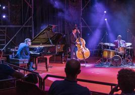 El pianista Bill Charlap, junto su formación, inauguró oficialmente anoche el cuarto Festival.