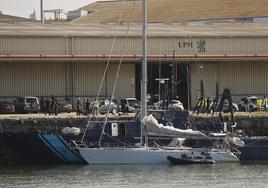 El velero al que se abordó en la medianoche, en el Puerto de Santander, a la espera de ser procesado por la autoridad judicial.