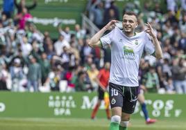 Íñigo Vicente celebra un gol en el encuentro Racing-Eibar