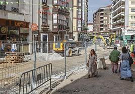 Las máquinas siguentrabajando mientraslos banderines de lasfiestas ya adornan lacalle.