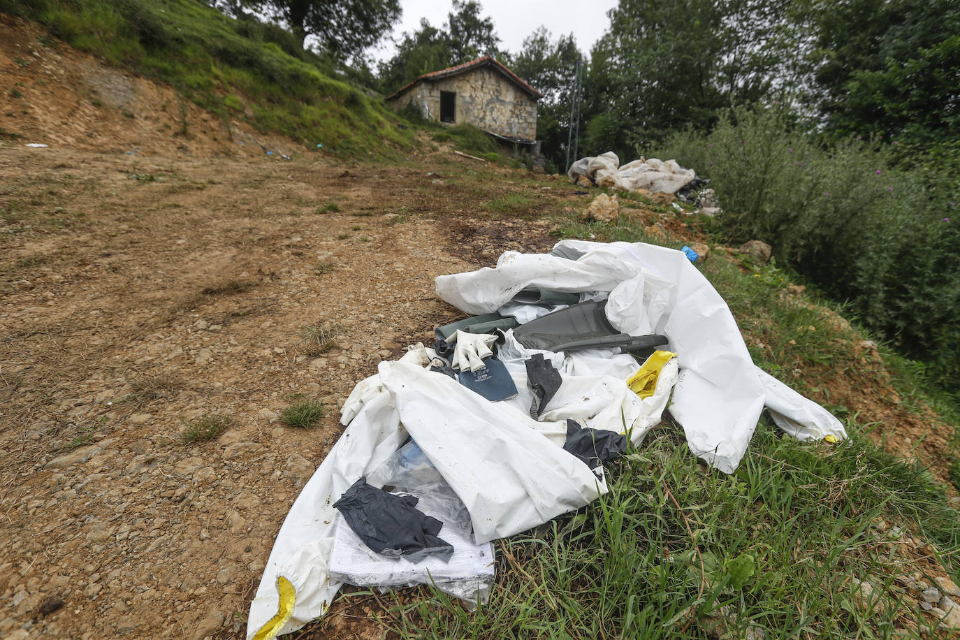 Restos de la intervención de los servicios de limpieza en la cabaña donde se produjo la matanza