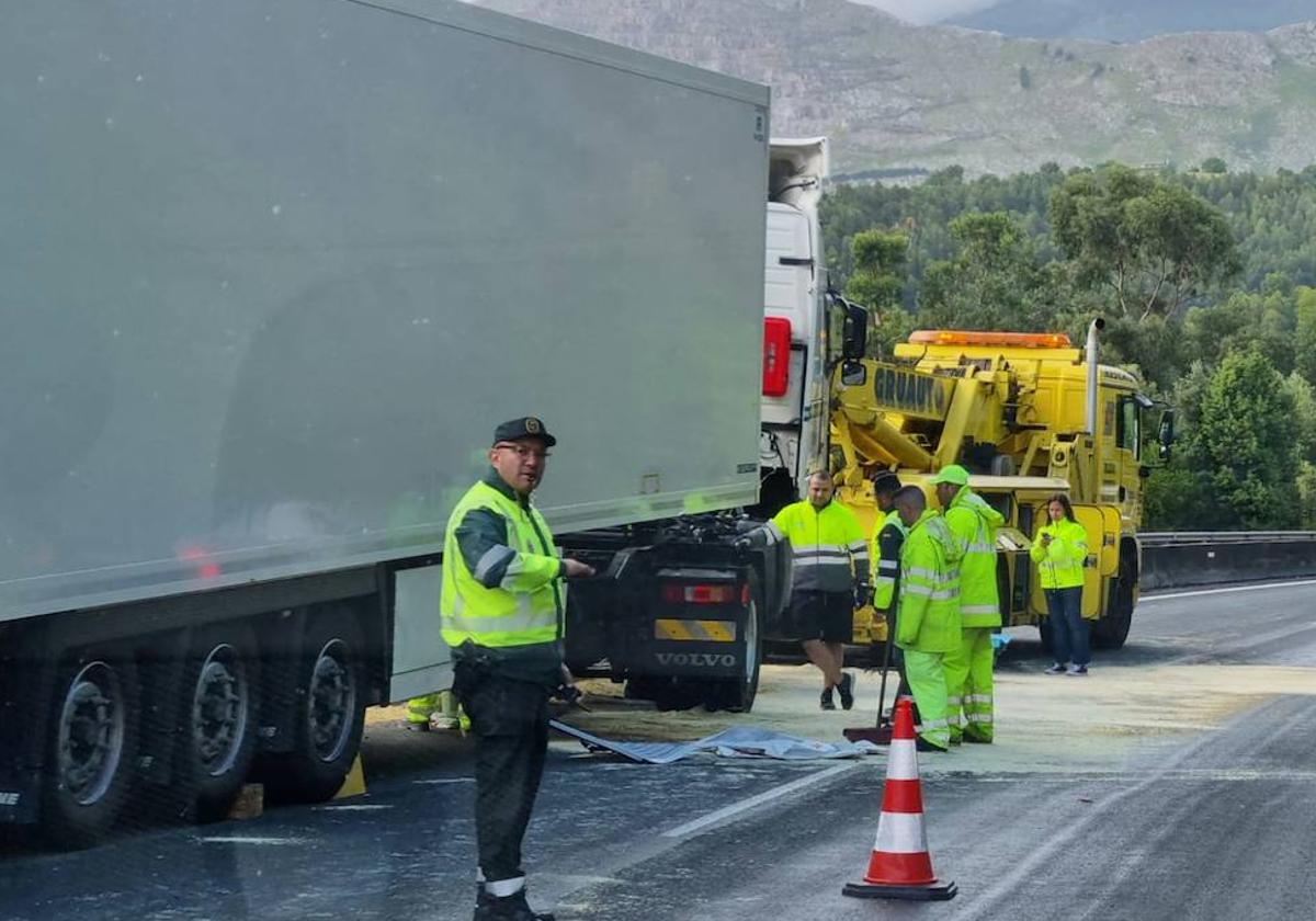 Labores de limpieza en la zona del camión accidentado.