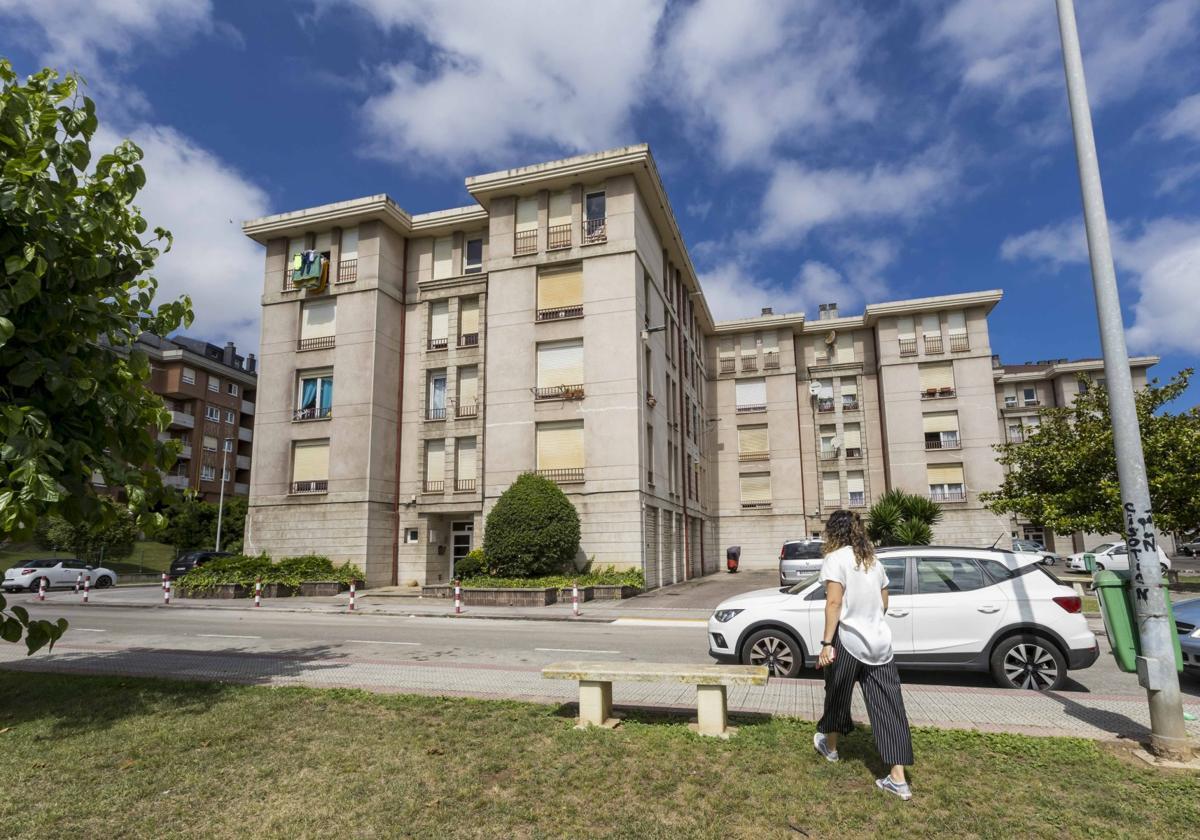 Al fondo, el portal 4 de la urbanización Las Acacias donde encontraron los gatos muertos.