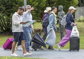 A los turistas no les quedó ayer más remedio que pasear con el paraguas en la mano por si acaso.