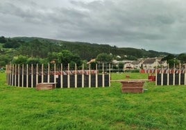 El gran anfiteatro se está montando en la calle Galicia, en la entrada sur a Los Corrales.