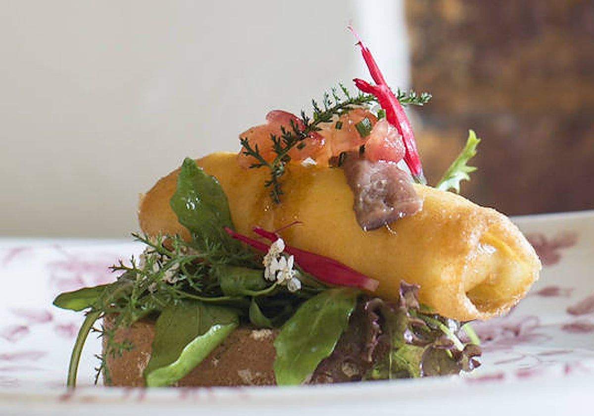 Un pincho de ensalada de queso crujiente.