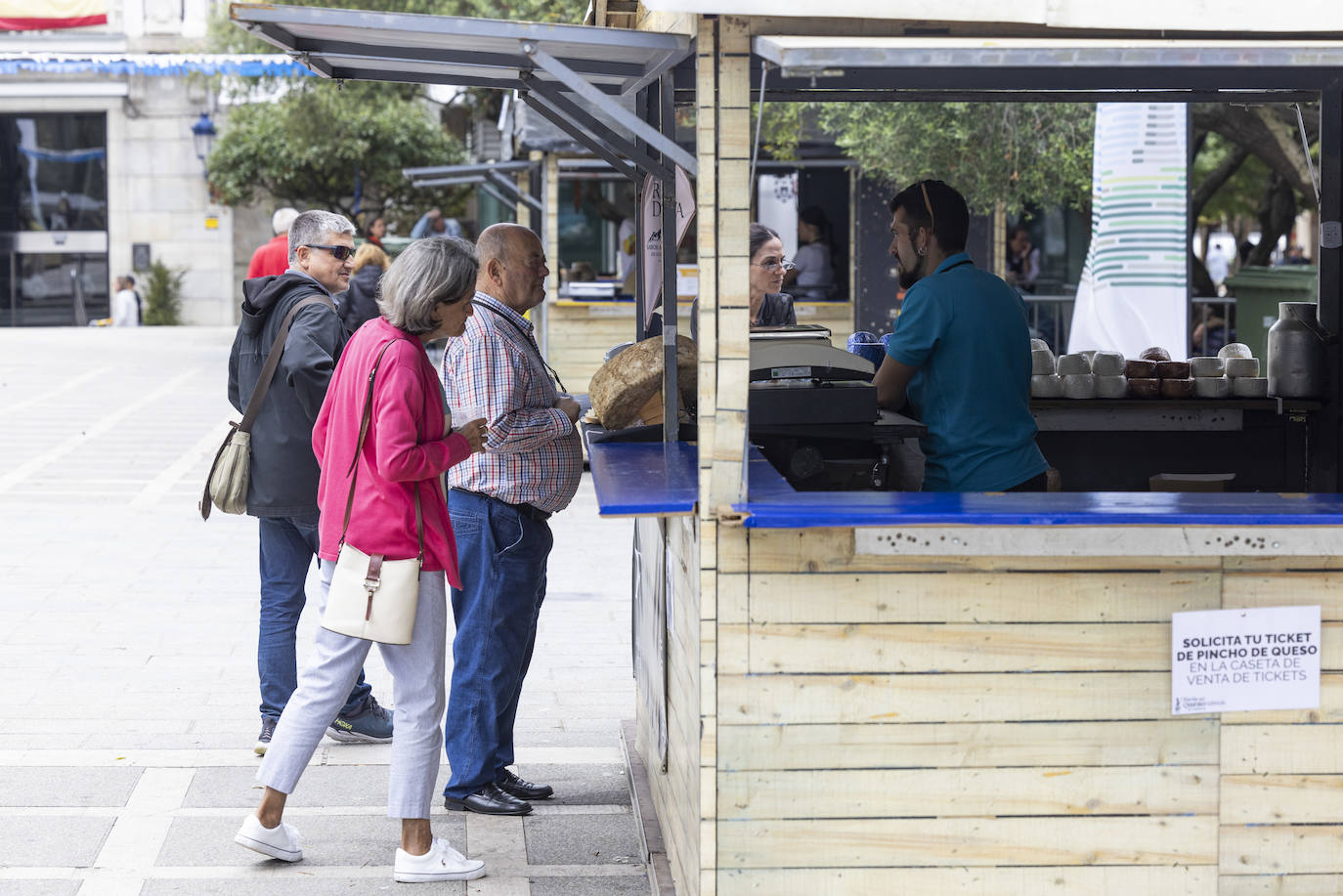 Los primeros curiosos entre las casetas, en la apertura de la feria