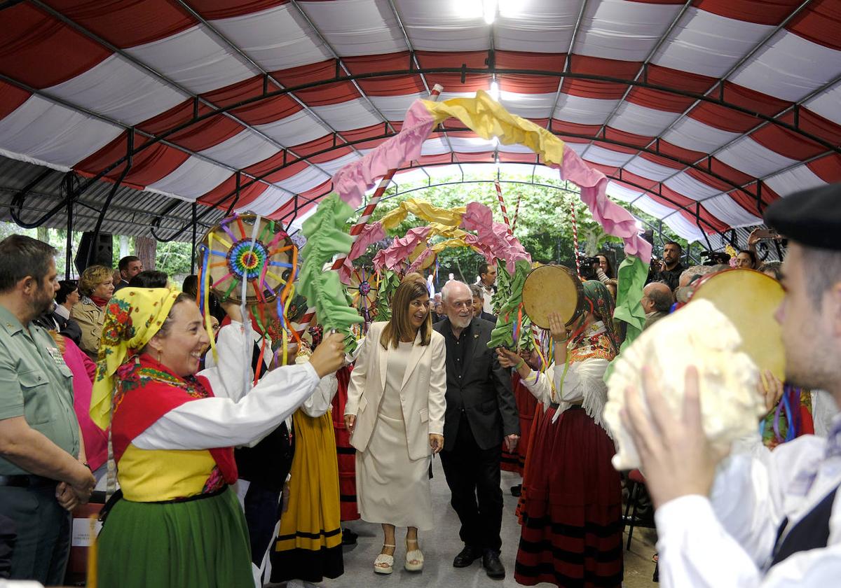 El pregonero, Pedro Sobrado, junto a la presidenta de Cantabria, María José Sáenz de Buruaga, en su entrada al acto.