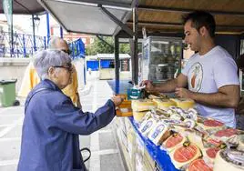 César Ruiz, de la quesería La Pasiega de Peña Pelada, de La Cavada, atiende a una clienta.