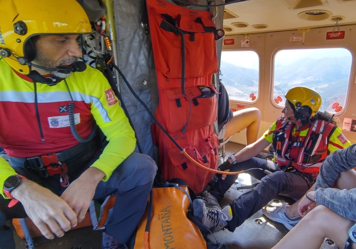 Traslado de las jóvenes en el helicóptero del 112 Cantabria