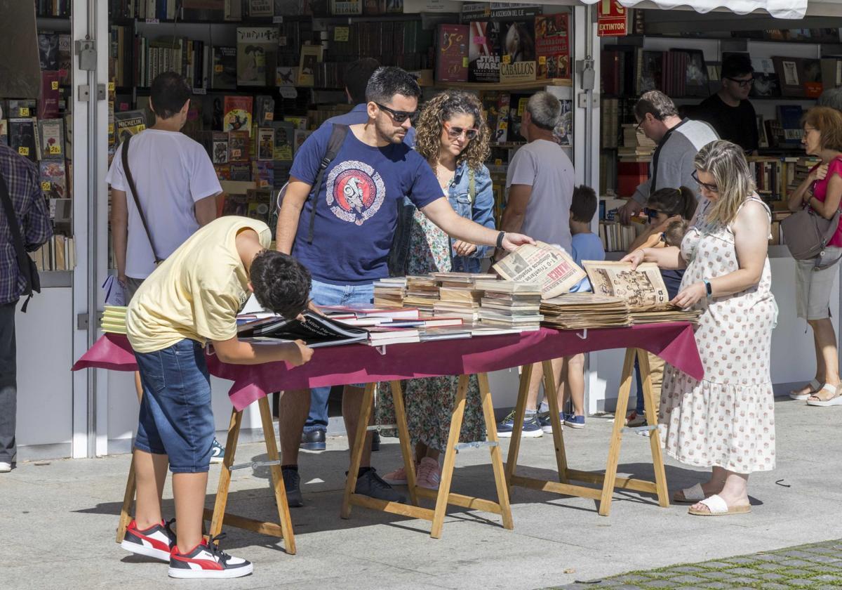 El público aprovechó la primera jornada de la Feria para recorrer las casetas en busca de ejemplares de libros y periódicos.