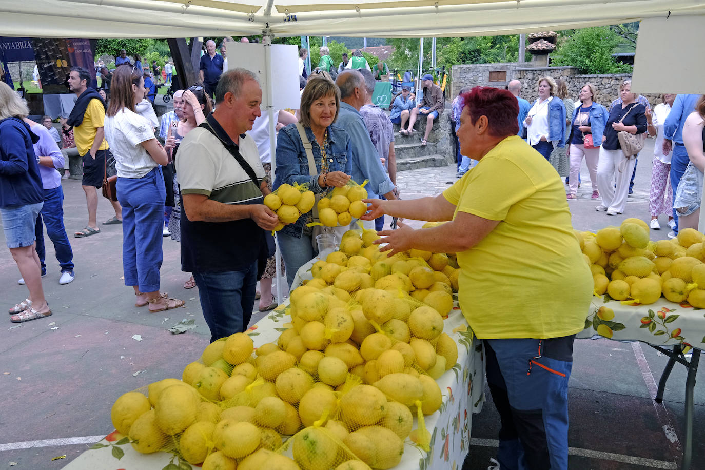 Dos asistentes compran una malla de limones de Novales