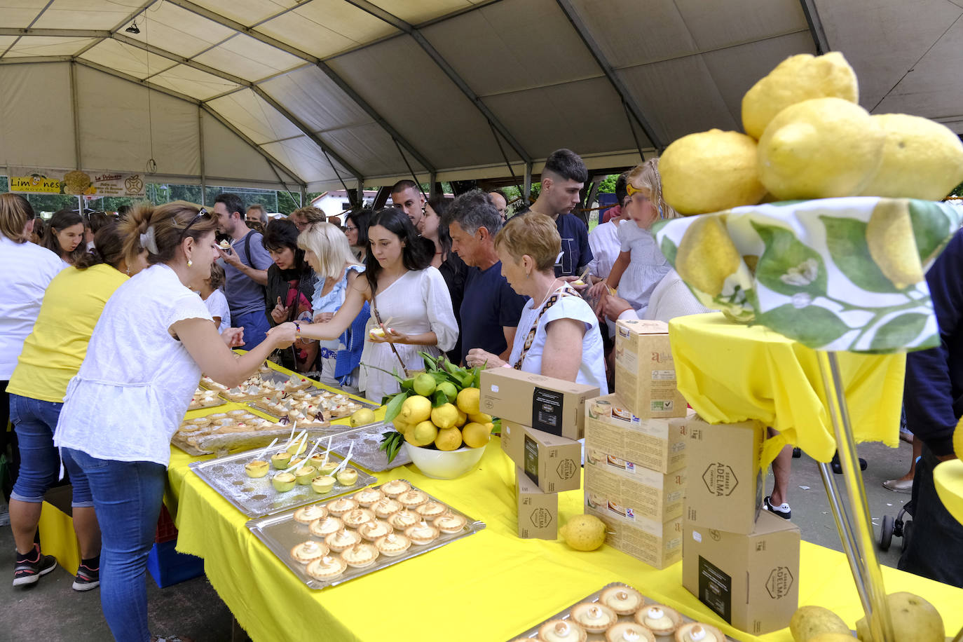 El público prueba los dulces realizados con limón de Novales