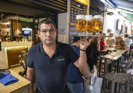 Un camarero sirve cañas en la terraza del Cachalote.