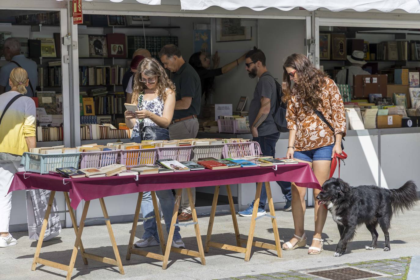 El público aprovechó la primera jornada de la Feria para recorrer las casetas en busca de ejemplares de libros y periódicos.