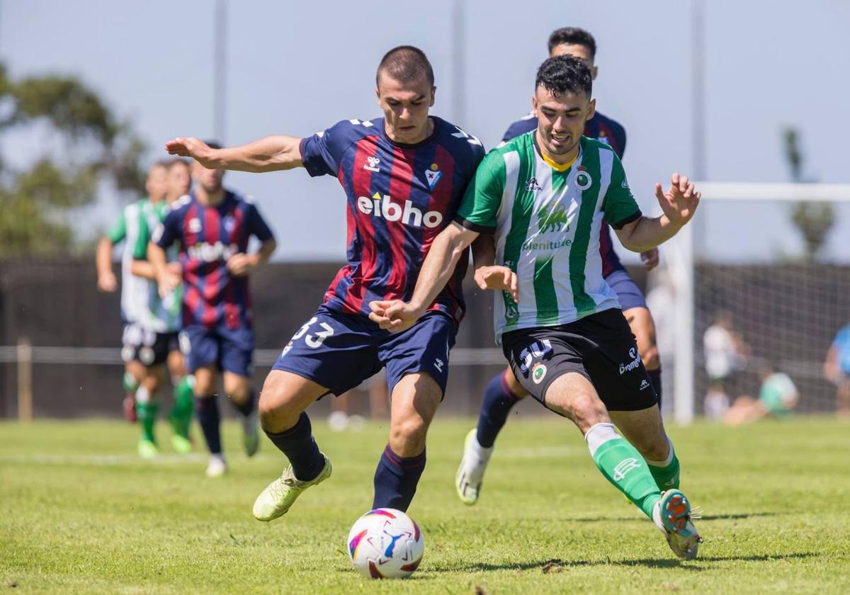 Momento del partido en el campo de Galizano.