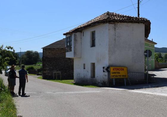 La polémica carretera 'negra' de Vioño recuperará el doble sentido