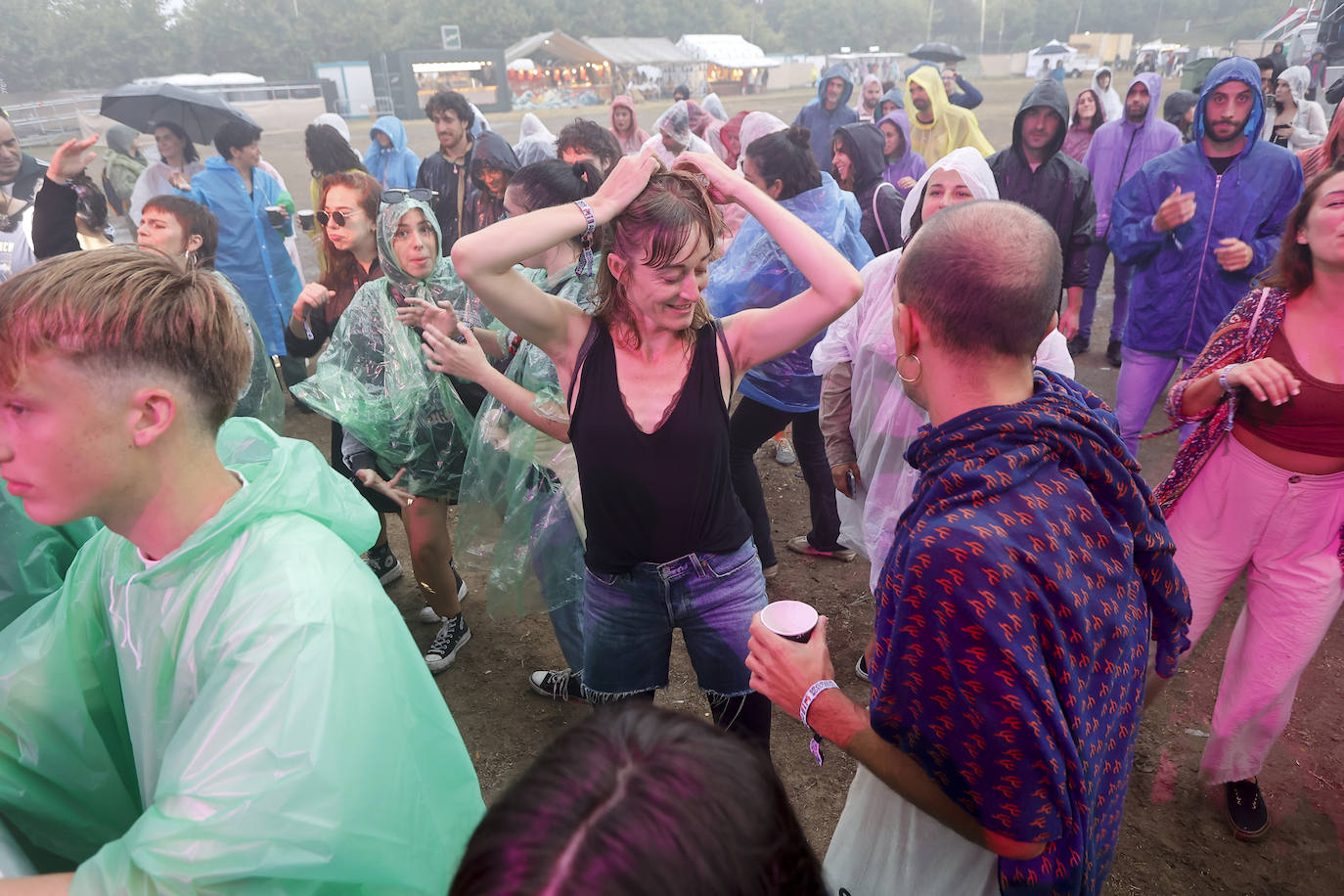 Pero la lluvia no frenó a los asistentes desde las ocho de la tarde.