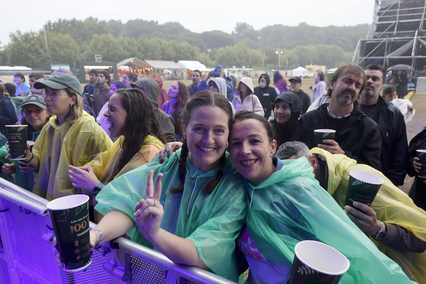 En las primera actuaciones, sólo había un puñado de asistentes. Eso sí, lo dieron todo a pesar de la lluvia.