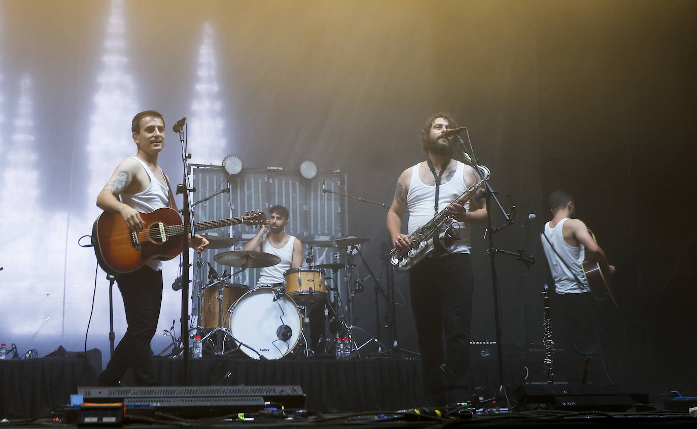 Sonaron bien, cantaron a capella la introducción de 'Hay un fuego', momento en el que su vocalista, David Ruiz, bajó hasta las primeras filas para agarrar las manos de los allí presentes.