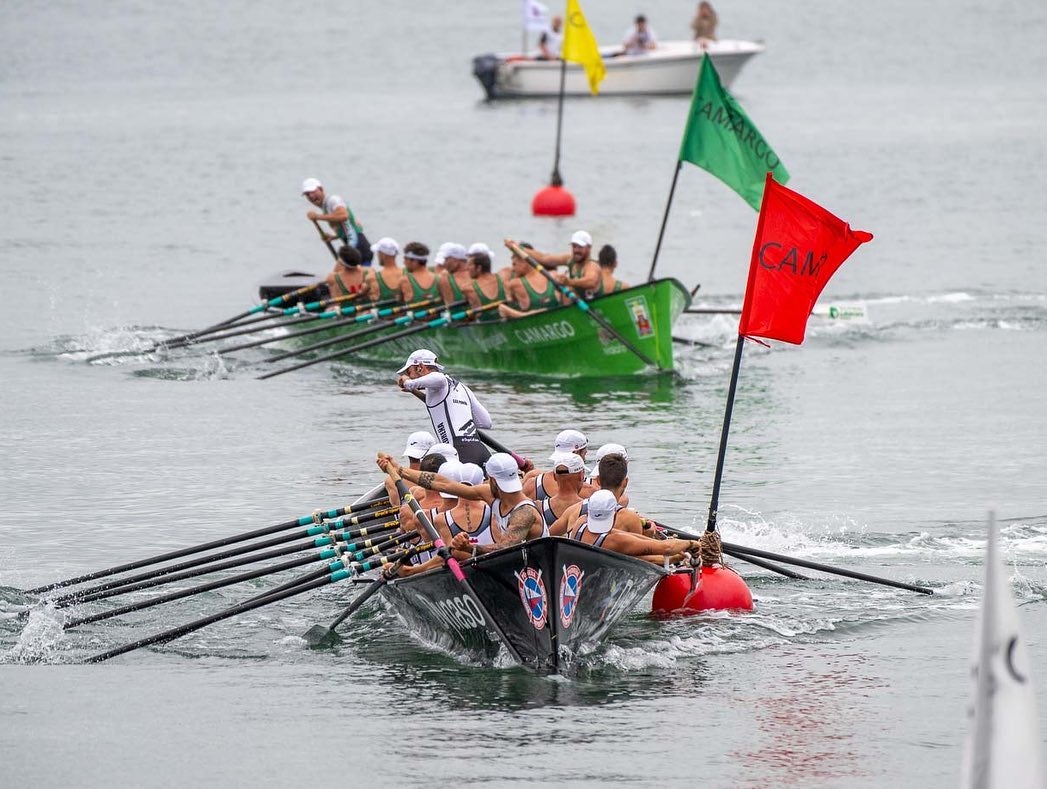 Camargo, al fondo y Pedreña, en primer plano, fueron las dos mejores traineras cántabras en Hondarribia. La imagen es de la pasada bandera de Santander.