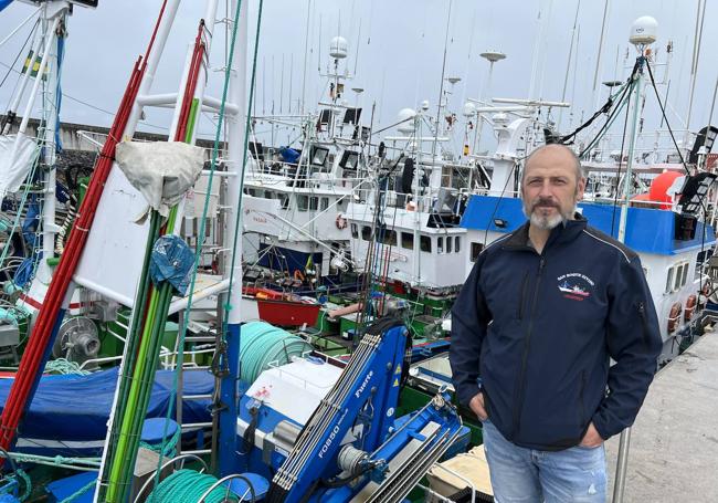 Sergio Valle, delante del barco San Roque Divino, del que es patrón y armador, el pasado jueves en el puerto de Laredo.