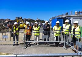 María José Sáenz de Buruaga, en su primera visita institucional a San Vicente de la Barquera con motivo del inicio de las obras de ampliación de la fábrica de hielo