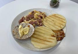 Arepas de maíz con mozarella, huevos pericos y salchichas.