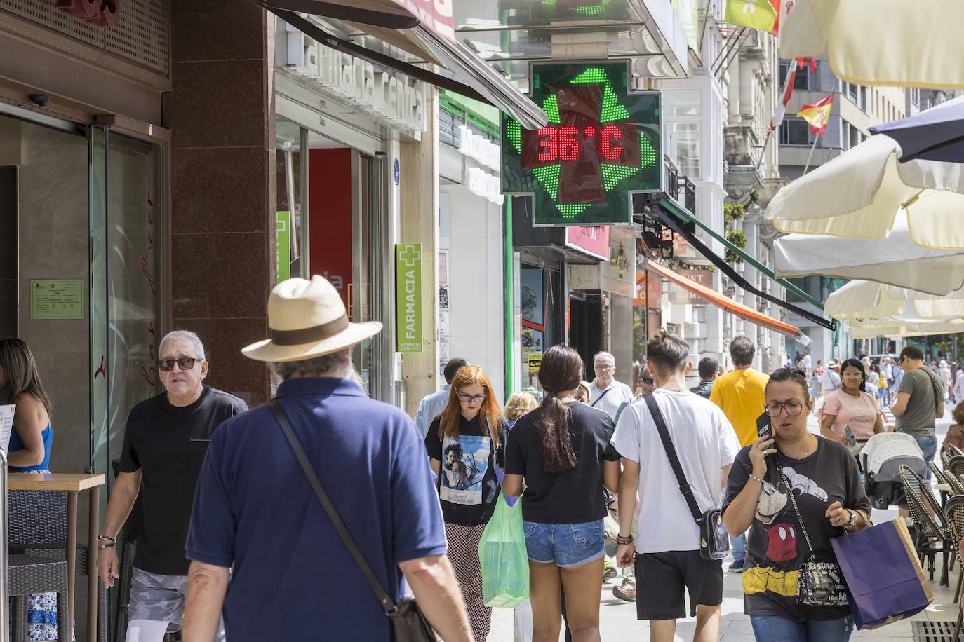 Amos de Escalante cerca del medio día. Aunque los termómetros de Aemet dan máximas en la ciudad de 25 grados, los térmómetros al sol del centro superaron los 30