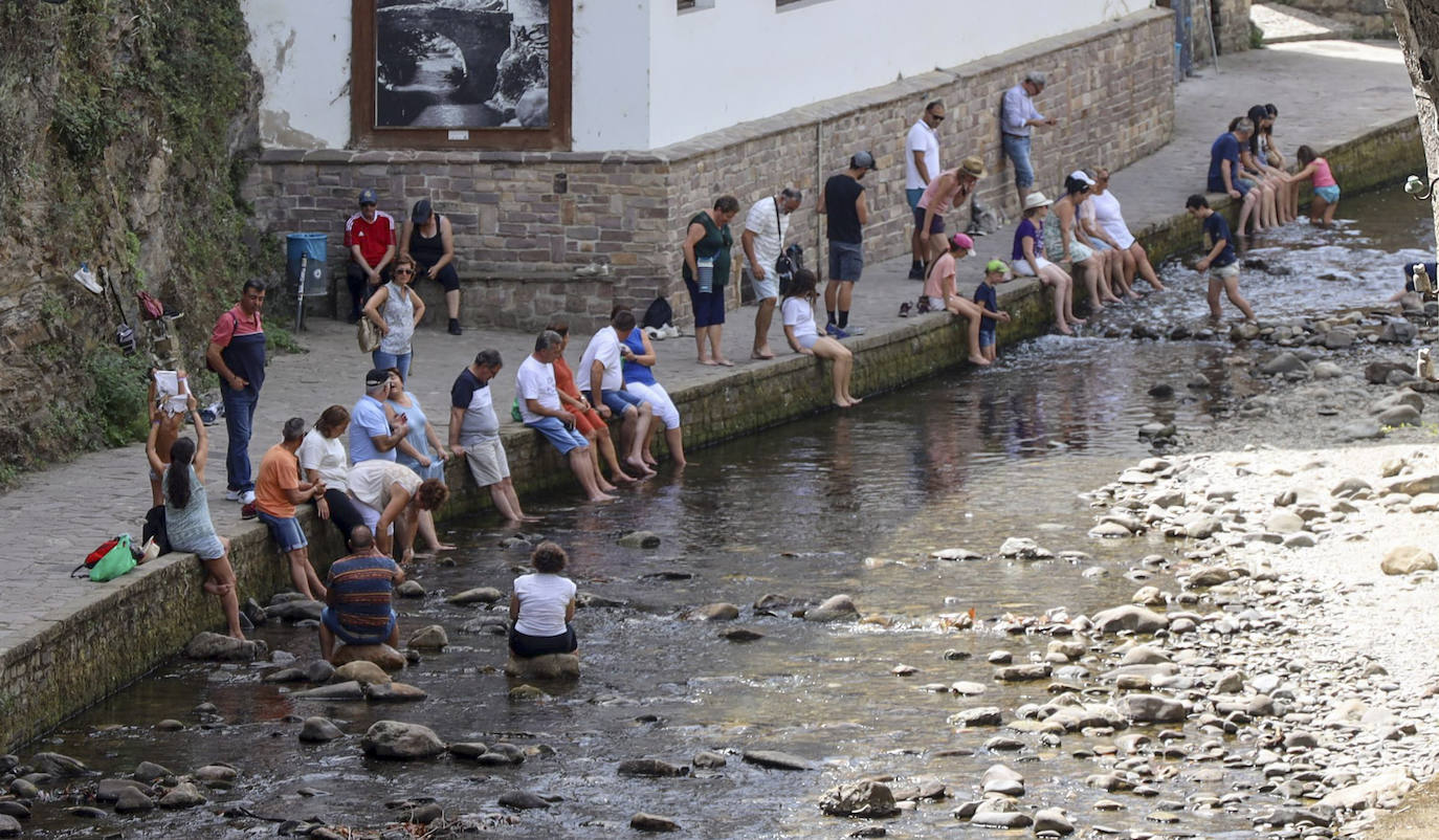 Los pies en el Quiviesa, en el centro de Potes, para aliviar el calor