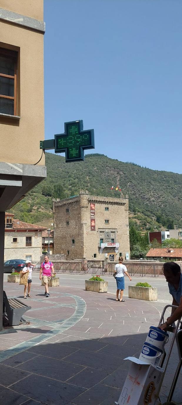 Un termómetro de farmacia marca los 39º en Potes pasada la una de la tarde.