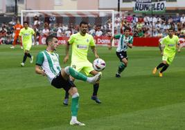 Íñigo Vicente controla el balón en el último amistoso de pretemporada, ante el Amorebieta.