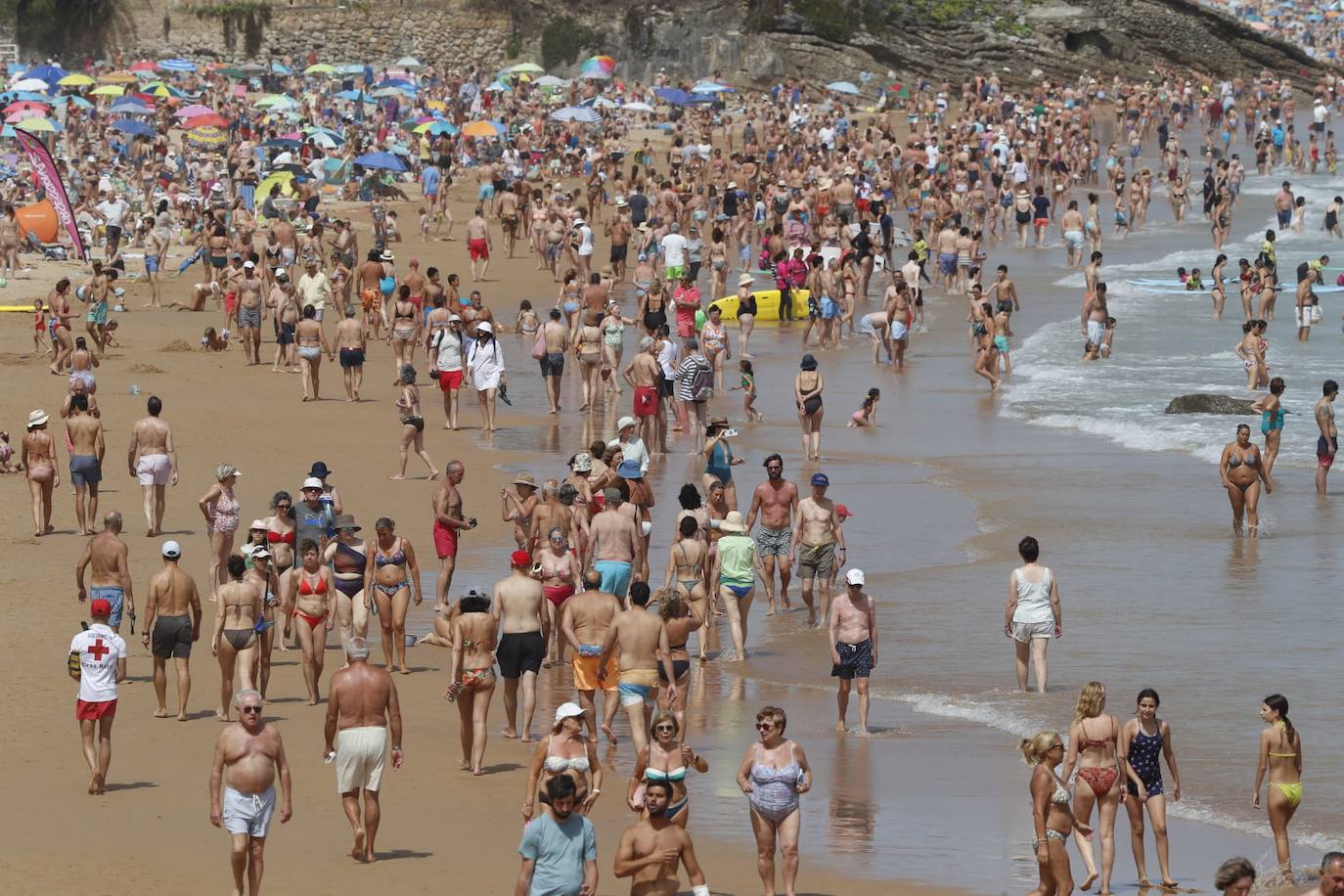 La gente se refugia del calor paseando por la orilla. En la imagen, la primera playa de El Sardinero.